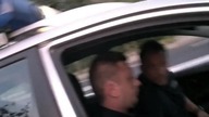 Policjant fotografuje sobie "spodnie"