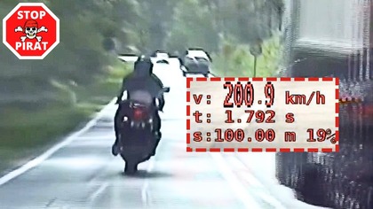 Intensywny pościg za motocyklistą.  Kierujący schował się pod naczepą ciężarówki.  STOP PIRAT