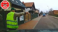 Krzysztof Kononowicz spisuje zaparkowane auto i wykłóca się z kierowcą.  STOP PIRAT