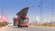 Transport łopat turbin wiatrowych przez g&oacute;ry - poziom azjata