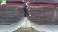Efektowny trick na deskorolce