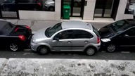 Kobieta parkująca r&oacute;wnolegle