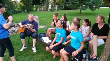 Schola Aniołki z Markuszowa tuż przed apelem w Bełżycach - 40.  Lubelska Pielgrzymka na Jasną Górę