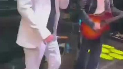 Koncertowo, Plenerowo .  Czuje sie jak ryba w wodzie..