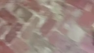 Ojciec z ostrożnością zajrzał do buta syna