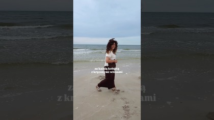 Za każdą kobietą z kręconymi włosami 