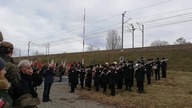 Hymn państwowy i podnoszenie flagi państwowej na maszcie przy nasypie kolejowym obok cegielni w miej