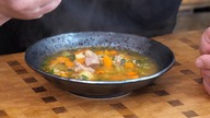 Niedroga zupa z ziemniakami i kawałkami mięsa / Oddaszfartucha