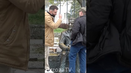 Z posągiem to robiła