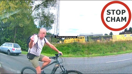 Agresywny rowerzysta otwiera drzwi i zaczyna awanturę #1998 Wasze Filmy