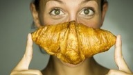 Kto piecze lepsze croissanty? Biedronka kontra droga warszawska piekarnia [TEST SMAKU]