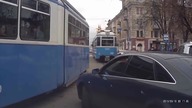 Ukrainiec w audi na polskich blachach niszczy lusterko łopatą