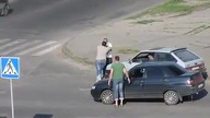 Pijany mężczyzna uderza samoch&oacute;d i walczy