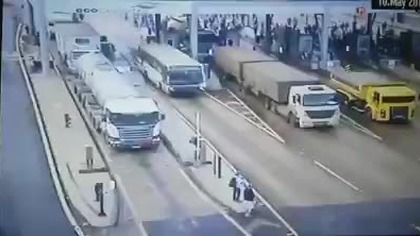 Zdenerwowany kierowca vs blokada drogowa