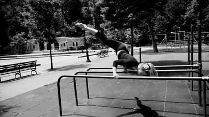 Street Workout w wykonaniu dziewczyny