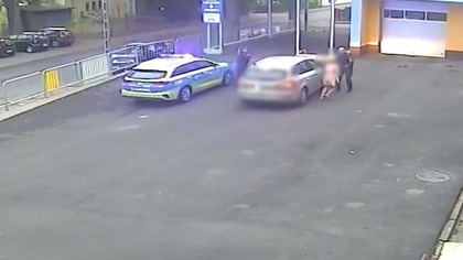 Policjanci eskortowali roczną Igę do szpitala.  Liczyła się każda sekunda