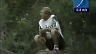 Walter Hofer czai się w krzakach