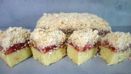 Ciasto Rarytas z rabarbarem i wyjątkową kruszonką.  Przepis na szybkie i pyszne ciasto na weekend