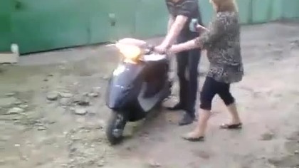 Jej pierwszy raz na skuterze