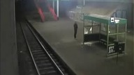 Wandal niszczy wiatę przystanku w Poznaniu. Nagranie z monitoringu miejskiego