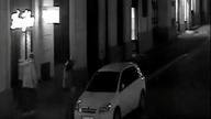 Wandale wyrywają lusterka samochódów. Nagranie z monitoringu miejskiego