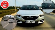 Nabuzowany kierowca Insignii zajeżdża drogę, a potem zawraca pokazać drugiego faka.  STOP PIRAT