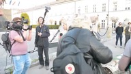 Obywatele RP z kłodą brzozy pod Pałacem Prezydenta RP, 9 kwietnia 2018, Warszawa.