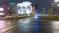Alarmowy dojazd policyjnej Skody do zdarzenia w centrum Warszawy przez torowisko tramwajowe
