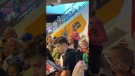 Totalne szaleństwo na przywitanie siatkarzy na Okęciu.  Kibice zablokowali halę przylotów.