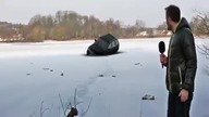 Samoch&oacute;d przechodzi przez l&oacute;d