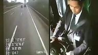 Kierowca autobusu piszący SMS podczas jazdy