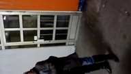 Stara babcia atakuje nożem 16 latków!