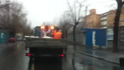 Ukraińscy drogowcy posypują solą