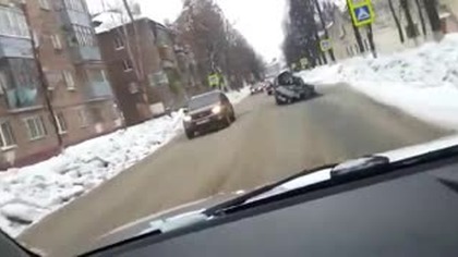 Pijany rosyjski kierowca ucieka połową samochodu