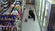 Pijany gościu kupuje piwo 