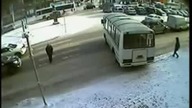 Dwie kobiety weszły pod nadjeżdżający autobus