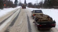 Niecodzienny sposób holowania samochodu