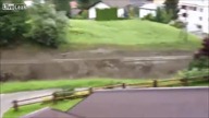 Potężna fala błota uderza w miasteczko