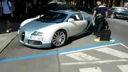 Czeska policja pr&oacute;buje założyć blokadę na Bugatti Veyron