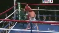 Wyluzowany bokser wchodzi na ring