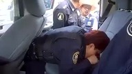 Policjantka reanimuje małe dziecko