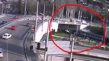 Ciężar&oacute;wką z wiaduktu