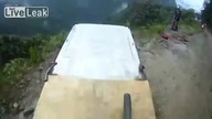 Pr&oacute;ba base jumpingu przy starcie rowerem