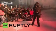 Ukraina: Ludzie protestujący w Kijowie biją policje kijami i rurami