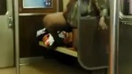 Dziwny ssak w metrze   