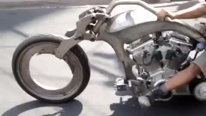 Motocykl bez osi w kołach