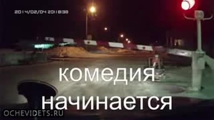 Idioci na przejeździe kolejowym