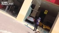 Wpadł do salonu po nowe auto