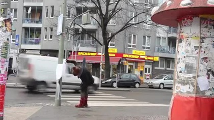 Kreatywna reklama na słupie ulicznym