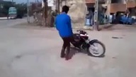 Bączek na motocyklu wykonany w bardzo złym miejscu